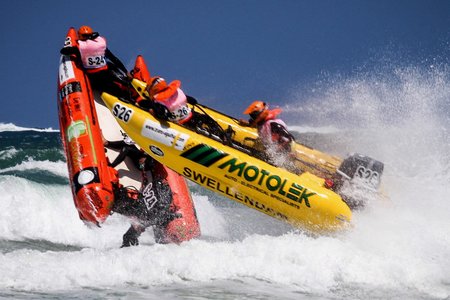Die Trans Agulhas is bekend vir die aksie belaaide Koning van die Branders-resies, wat daagliks ná elke stop by die oornag punt aangebied word. Die spanne van Motolek en Albertinia Meubelvervoer het so byna-byna aanmekaar geraak by een van verlede jaar se Koning van die Branders-resies. Foto: Heinrich Sauer.  ‘n Skouspel wag op Uilenkraalsmond se strand, waar die 4de skof van die Trans Agulhas Rubberbootwedren op Woensdag, 31 Desember 2014 gaan eindig. Die 5de skof vertrek later op dieselfde dag en eindig by Gansbaai hawe. Daar oornag die deelnemers en vertrek die volgende oggend om 08:00 vanaf Gansbaai-hawe op hulle finale skof na die Strand. 